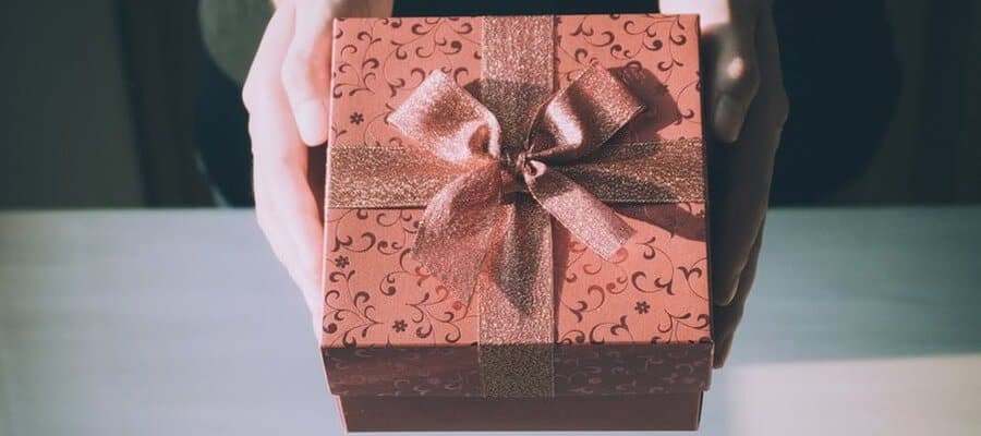 Holiday ecommerce: a gift box